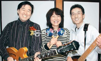 마쓰모토 씨(왼쪽) 부부 등 세 가족이 만든 밴드 ‘러브 앤드 피스’는 11일 동일본 대지진 1년을 맞아 ‘희망콘서트’를 열기로 했다. 오른쪽 2명은 바로 옆 가설 주택에 사는 멤버 부부.