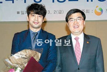 2일 서울 영등포구 63빌딩 로즈마리홀에서 임채민 보건복지부 장관(오른쪽)이 탤런트 권오중씨 등 27명의 유공자에게 상장을 수여했다. 보건복지부 제공