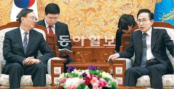 李대통령, 양제츠 접견 이명박 대통령(오른쪽)이 2일 청와대에서 양제츠 중국 외교부장을 접견하고 있다. 이 대통령은 이 자리에서 탈북자 문제의 원활한 해결을 위한 중국 정부의 적극적인 협력을 요청했다. 청와대 제공