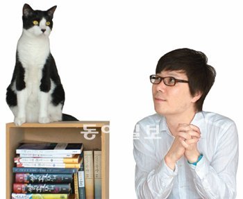 5년 만에 장편 ‘너의 목소리가 들려’를 펴낸 소설가 김영하 씨와 그가 기르는 고양이 ‘깐돌이’. “5년 전 집필을 시작했고 초고의 상당 부분은 서울에서 썼다. 10여 차례 고쳐 쓰느라 출간이 늦어졌다”고 그는 설명했다. 더 트래블러 제공