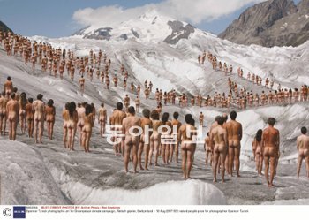 2007년 스위스 알레치빙하에서 그린피스 기후변화 운동의 일환으로 600명이 알몸으로 포즈를 취했다. 스펜서 튜닉 촬영. 학고재 제공