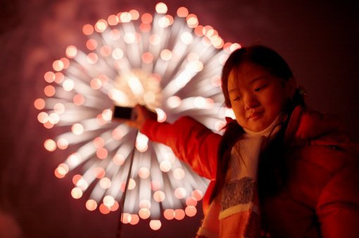 한빛맹학교 학생이 불꽃놀이의 불꽃을 촬영하고 있다. 사진제공｜삼성전자