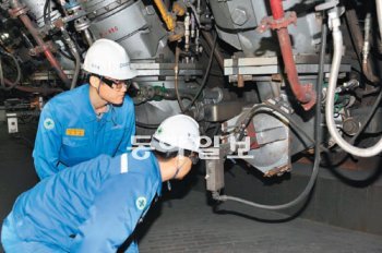 포스코 ‘제선화성 메가와이’ 추진반 직원들이 지난달 22일 광양제철소 4고로 현장에서 조업 현황을 점검하고 있다. 포스코 제공