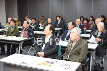 3일 대구 중구 도심재생문화재단에서 열린 생애사 쓰기 아카데미 개강식에서 참가자들이 강의를 듣고 있다. 대구 중구 제공