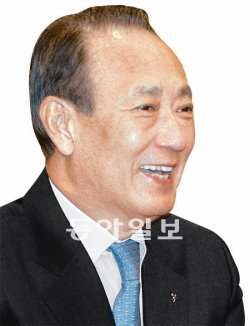 김승유 하나금융지주 회장이 2일 퇴임 기자회견에서 “회장직에서 물러난 뒤 차기 경영진을 위해 조언자나 심부름꾼 역할을 하겠다”고 말했다. 홍진환 기자 jean@donga.com