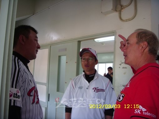 14년 만에 만난 LG 김기태 감독(왼쪽)과 SK 조 알바레즈 코치(오른쪽)가 3일 LG와 SK의 연습경기를 앞두고 반갑게 얘기를 나누고 있다. 오키나와｜전영희 기자
