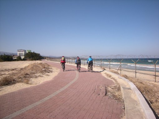 양양공항 인근의 해변도로. 군부대에서 설치한 철조망이 해변을 따라 설치되어있다.