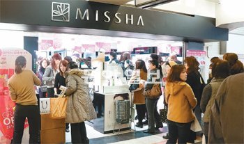 발 디딜 틈 없이… 1일 일본 도쿄 신주쿠역 지하상가에 문을 연 미샤의 일본 내 25번째 매장에 일본 여성들이 몰려 줄이 길게 늘어섰다. 미샤의 일본 법인은 이 자리를 확보하기 위해 1년 동안 공을 들였다. 에이블씨엔씨 제공