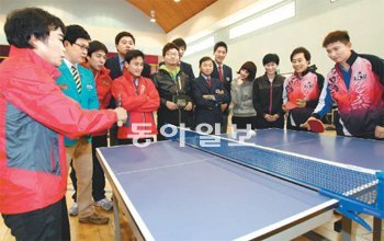 2004년 아테네 올림픽 탁구 남자단식 금메달리스트 유승민(오른쪽)과 1996년 애틀랜타와 2000년 시드니 올림픽 레슬링 금메달리스트 심권호(왼쪽)가 탁구 대결을 하고 있다. 채널A의 인기 프로그램 ‘불멸의 국가대표’ 출연진이 지켜보는 가운데 진땀을 흘리는 심권호와 여유있게 탁구공을 받아넘기는 유승민의 표정이 대조를 이룬다. 이훈구 기자 ufo@donga.com