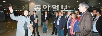 지난달 인천국제공항을 찾은 외국 공항 관계자들이 출입국장을 둘러보고 있다. 2001년 문을 연 인천공항에는 지금까지 6000여 명에 이르는 관계자들이 다녀갔다. 인천국제공항공사 제공