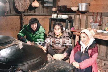 5일 대전에 마련된 채널A 주말드라마 ‘불후의 명작’ 실내 세트장에서 출연 배우인 한재석 백윤식 박선영(왼쪽부터)이 촬영을 시작하기 전 담소를 나누며 환하게 웃고 있다. 이기진 기자 doyoce@donga.com