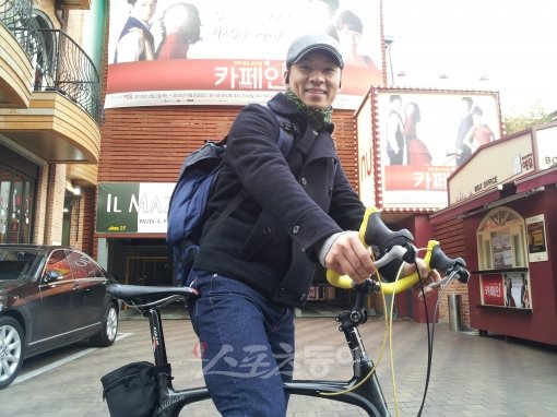 배우 정상훈이 스포츠동아 독자를 위해 자신이 출연하고 있는 뮤지컬 ‘카페인’ 공연장 앞에서 자전거를 타고 찍은 사진을 보내왔다. 정상훈은 시간이 날 때마다 자전거를 타고 약수동 자택에서 동숭동 공연장까지 ‘출퇴근’을 하고 있다. 스포츠동아DB