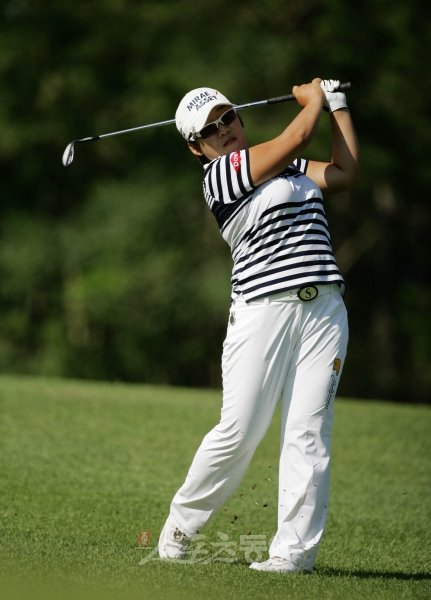 신지애가 6일 경기도 광주시 이스트밸리 골프장에서 열린 미즈노골프 신제품 발표회에 앞서 인터뷰를 하고 있다. 금발 염색이 화제를 모았다. 스포츠동아DB