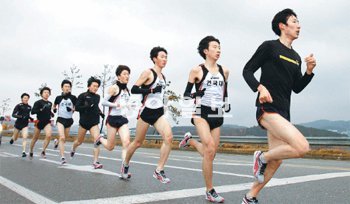 ‘손기정 후예들의 질주!’ 건국대 마라톤팀 선수들이 6일 충남 공주에서 2012 서울국제마라톤대회 겸 제83회 동아마라톤대회(18일)를 앞두고 막바지 훈련을 하고 있다. 공주=이기욱 동아일보 출판사진팀 기자 p35mm@donga.com