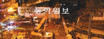 지난해 11월 서울 영등포구 신길동 신길시장 현대화정비사업 공사장의 천공기가 넘어진 모습. 1명이 숨지고 3명이 중상을 입었다. 양회성 기자 yohan@donga.com