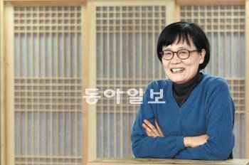 동아일보에 ‘고미숙이 말하는 몸과 우주’ 칼럼을 연재하는 고전 평론가 고미숙 씨는 “그 동안 몸에 관한 연구를 전문적인 의료인들에게만 맡겨 놓았지만 이제는 우리 각자가 자신의 몸에 관심을 가질 필요가 있다”고 했다. 장승윤 기자 tomato99@donga.com