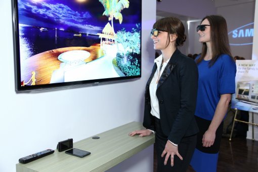 미국 뉴욕 파빌리온 센터에서 열린 삼성전자의 2012년 신제품 TV 북미 출시 행사에서 모델들이 스마트TV의 기능을 시연하고 있다. 사진제공｜삼성전자