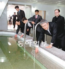 박승호 포항시장(맨앞)이 장애인 전용 목욕탕의 물을 살펴보고 있다. 포항시 제공