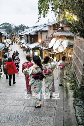 교토의 니넨자카 거리에는 기모노 차림을 하고 거리를 걷는 외국인 관광객들이 많다.
