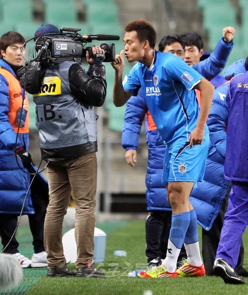 울산 김신욱이 6일 베이징궈안과 AFC챔스리그 예선 1차전에서 첫 골을 넣은 뒤 카메라 앞에서 엄지 키스 세리머니를 하고 있다.  스포츠동아DB