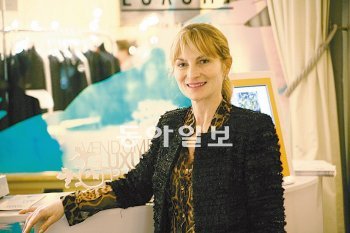 9년째 ‘방돔 럭셔리’를 운영해 온 카롤 드보나 디렉터는 명품 시장이 양분되면서 합리적인가격에 좋은 품질을 자랑하는 한국 브랜드의 성장 가능성이 더욱 높아졌다고 평가했다.