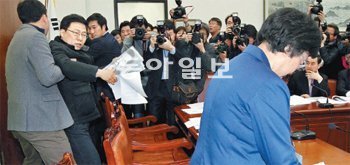 “느닷없이 전략지역이라니…” 韓대표에 강력 항의 민주통합당이 서울 동대문갑을 경선 지역에서 전략공천 지역으로 번복하는 바람에 공천에서 탈락한 서양호 예비후보(왼쪽에서 두 번째)가 7일 국회에서 열린 최고위원회의에서 한명숙 대표(오른쪽)에게 항의 성명서를 전달하려다 당직자들에게 끌려 나가고 있다. 전영한 기자 scoopjyh@donga.com