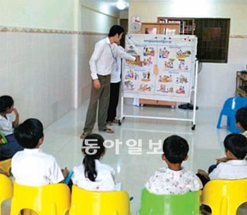 지난달 21일 개관한 캄보디아 이화 사회복지센터에서 캄보디아 어린이들이 방과후교실 수업을 듣고 있다. 이화여대 제공