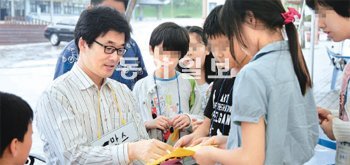 지난해 7월 충남 천안시 상록리조트에서 진행된 희망네트워크 여름캠프에 참가한 아이들이 강사의 설명을 듣고 있다. 희망네트워크 제공