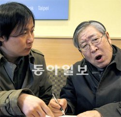 소설가 김도언과 김승옥(오른쪽).