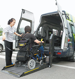 대구대 캠퍼스에서 장애학생이 강의실로 가기 위해 리프트카에 오르고 있다. 대구대 제공