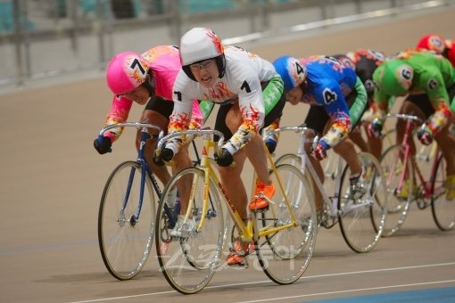 올해의 빅매치 3라운드 광명대상경륜이 9일부터 11일까지 광명스피돔에서 개최된다. 선수들이 광명스피돔 트랙을 빠르게 질주하고 있다. 스포츠동아DB