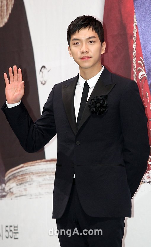 배우 이승기가 8일 오후 서울 강남구 임피리얼팰리스호텔에서 열린 MBC 드라마 ‘더킹 투하츠’ 제작발표회에서 포즈를 취하고 있다. 국경원 기자 onecut@donga.com