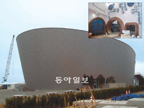 미래의 해양을 향해 해양산업기술을 싣고 출항하는 의미를 담고 있는 해양산업기술관. 작은 사진은 잠수함 해치와 배관 모양을 닮은 해양산업기술관 출입구. 이형주 기자 peneye09@donga.com