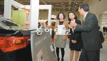 엑스코에서 열리고 있는 대구국제섬유박람회에서 관람객들이 자동차에 사용되는 섬유에 대한 설명을 듣고 있다. 장영훈 기자 jang@donga.com