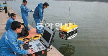 경북 포항시 남구 해도동 형산강에서 포항지능로봇연구소 연구원들이 무인잠수로봇 성능실험을 하고 있다. 포항지능로봇연구소 제공