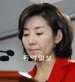 “당에 부담주기 싫다” 새누리당 나경원 전 의원이 8일 서울 여의도당사에서 울먹이며 4·11총선 불출마를 밝히는 기자회견을 하고 있다. 전영한 기자 scoopjyh@donga.com