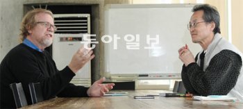 최재천 교수(오른쪽)와 마크 머핏 박사가 서울 종로구 원서동 공간갤러리에서 대담을 하고 있다. 개미의 눈높이까지 몸을 낮추고 가까이 가면 개미의 개성이 드러난다고 머핏 박사는 말한다. 김미옥 기자 salt@donga.com