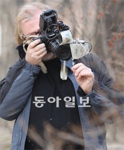 개미 촬영용으로 자신이 고안한 카메라로 사진을 찍고 있는 마크 머핏 박사.