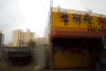 차량이 건물로 돌진하는 순간의 블랙박스 화면. 채널A 뉴스 ‘뉴스A’ 방송화면 캡쳐.