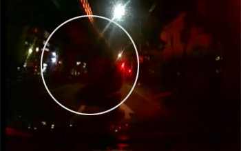 멈춰 선 차량으로 달려와 몸을 던지는 남성. 블랙박스 덕분에 운전자는 과실을 뒤집어 쓰지 않았다. 채널A 뉴스 ‘뉴스A’ 방송화면 캡쳐.
