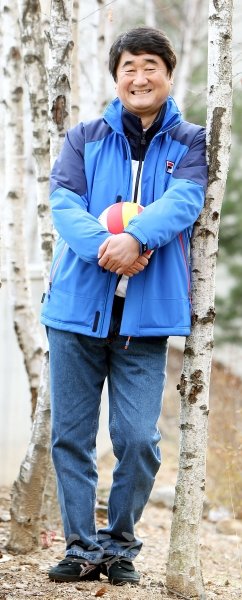 삼성화재 신치용 감독은 지고는 못사는 타고난 승부사다. ‘훈련을 충분히 못해 놓으면 불안하다’는 훈련 지상주의자이기도 하다. 
코트에서는 감정을 드러내지 않기 위해 늘 굳은 표정이었던 신 감독이 정규리그 우승을 차지한 뒤 훈련장 내 자작나무 숲길을 걸으며 
모처럼 환하게 웃고 있다. 용인｜박화용 기자 inphoto@donga.com 트위터 @seven7sola