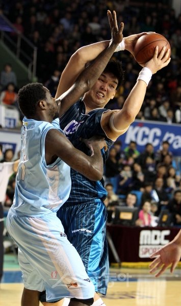 9일 전주실내체육관에서 열린 2011∼2012 프로농구 6강 플레이오프에서 KCC 하승진(오른쪽)이 모비스 레더를 앞에 두고 골밑
 공격을 시도하고 있다. 이날 하승진은 22점·12리바운드를 기록하며 고군분투했으나 팀의 패배로 빛이 바랬다. 전주｜박화용 기자 
inphoto@donga.com 트위터 @seven7sola