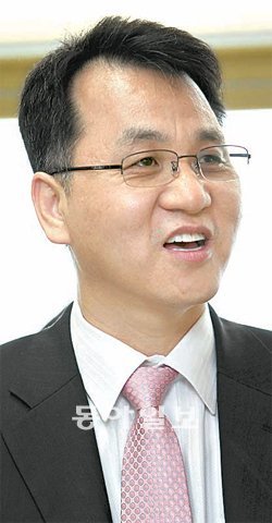 시각장애인 최초로 한국특수교육총연합회 회장에 당선된 김양수 한빛맹학교 교장이  9일 서울 강북구 수유동 한빛맹학교 교정에서 자신의 인생역정을설명하고 있다. 최혁중 기자 sajinman@donga.com