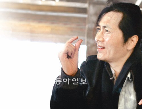 철학서 ‘피로사회’를 펴낸 재독 철학자 한병철 교수는 “현대인은 자기 스스로를 착취하고 있다. 그러기에 가해자인 동시에 피해자”라고 말한다. 문학과지성사 제공