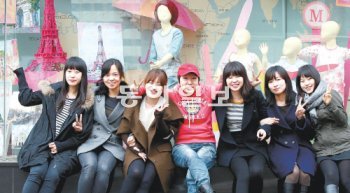 GB스타일 직원들이 서울 강남구 청담동 본사 쇼룸 앞에서 포즈를 취하고 있다. 이 회사의 대표 브랜드인 ‘무냐무냐’는 지난해 352억 원의 매출을 올렸다. 양회성 기자 yohan@donga.com