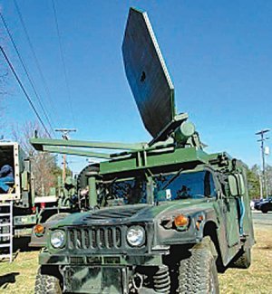 전자기광선을 이용한 비살상 무기 ADS를 지붕 위에 장착한 군용차량. 사진 출처 스타스앤드스트라이프스