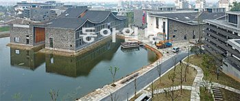항저우 샹산캠퍼스 항저우 중국미술학원 샹산 캠퍼스. 버려질 뻔했던 700만 개의 폐기와와 옛 벽돌이 옥상과 벽에서 새로운 삶을 찾았다. 중국의 고전 산수화 기법이 현대건축 속에 녹아 있다. 산과 물을 따라 건물들이 서있다. 왕수 씨 제공