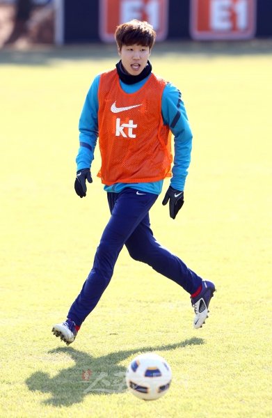 올림픽팀 공격수 김현성이 12일 훈련 도중 패스할 곳을 찾고 있다. 파주｜김종원 기자won@donga.com 트위터 @beanjjun