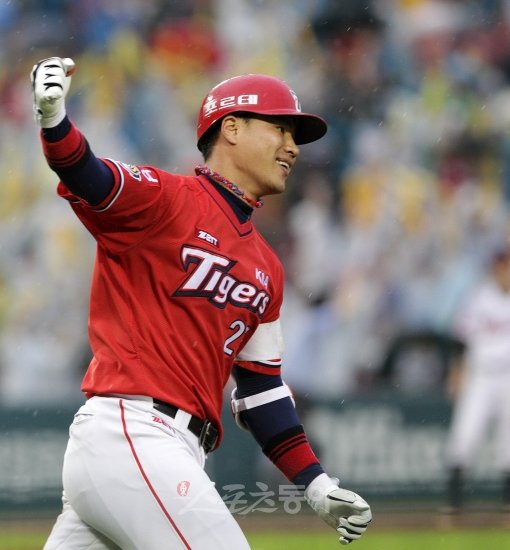 KIA 김상현이 2012년 ‘홈런왕’이 아닌 ‘해결사’ 복귀를 선언했다. 개인보다는 팀을 위해 뛰겠다는 의지의 표현이다. 스포츠동아DB