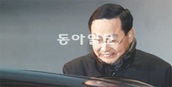 외교부 떠나는 장신썬 대사 장신썬 주한 중국대사가 12일 서울 종로구 도렴동 외교통상부 청사에서 이어도 문제와 관련해 김재신 차관보를 만난 뒤 취재진을 따돌리기 위해 지하주차장을 이용해 빠져나가고 있다. 장승윤 기자 tomato99@donga.com